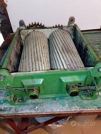 vecchia pigiatrice marca Laverda in ghisa 