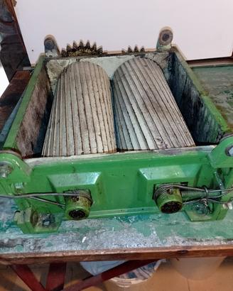 vecchia pigiatrice marca Laverda in ghisa 