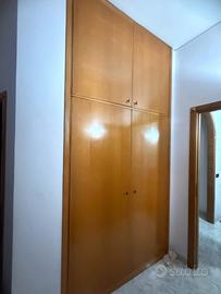 Armadio a muro incassato in legno