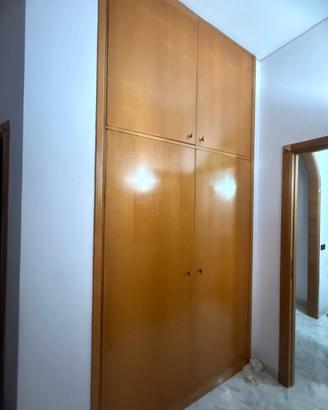 Armadio a muro incassato in legno