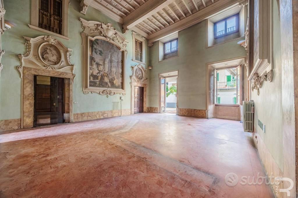 Appartamento di 330 m² con più di 5 locali a Pisto