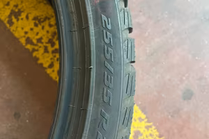 Gomme antineve tesla y  performance