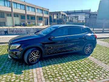 Mercedes GLA 180d color nero pari al nuovo