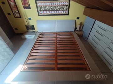 Letto matrimoniale ribassato,rete legno,comodino