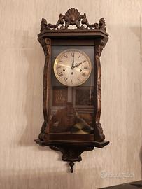 Orologio a pendolo vintage in legno intagliato 