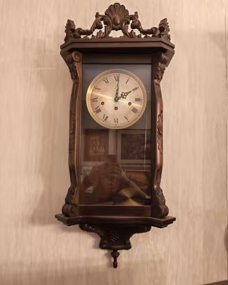 Orologio a pendolo vintage in legno intagliato 