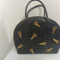 BORSA MOSCHINO VINTAGE IN PELLE CON DETTAGLI ORO 