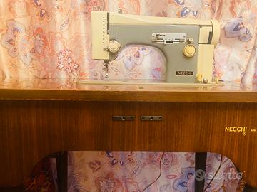 Macchina da cucire vintage NECCHI