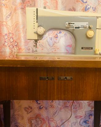 Macchina da cucire vintage NECCHI