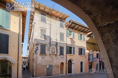 Rustico / Casale di 200 m² con più di 5 locali a T