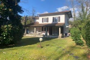 Villa di 160 m² con 5 locali a Massa