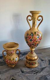 vasi con decorazioni floreali vintage