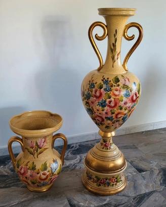 vasi con decorazioni floreali vintage