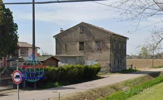 Rustico / Casale di 260 m² con più di 5 locali a C - Altro