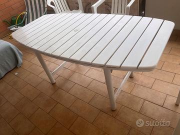 Tavolo in legno da giardino bianco