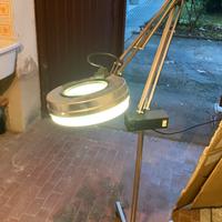 Lampada con lente di ingrandimento