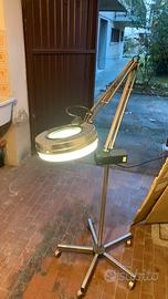 Lampada con lente di ingrandimento