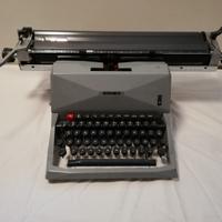 Macchina da scrivere Olivetti 82