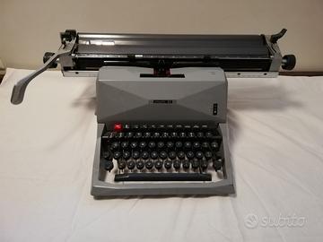 Macchina da scrivere Olivetti 82