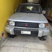 Pajero autovettura con gancio do traino