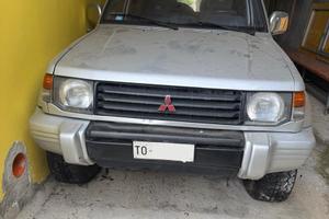 Pajero autovettura con gancio do traino