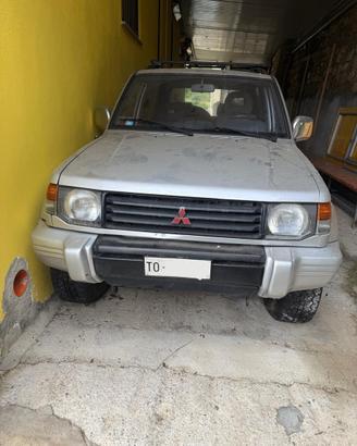 Pajero autovettura con gancio do traino