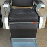 poltrona nera da barbiere