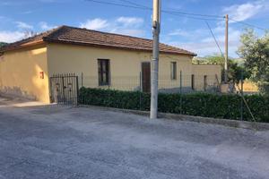 Villetta da ristrutturare con oliveto in Ariano ir