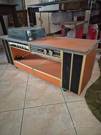 Stereo vintage con giradischi incorporato
