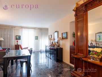 Grande appartamento tricamere in piazza centrale