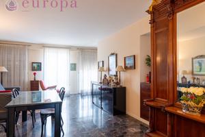 Grande appartamento tricamere in piazza centrale