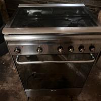 Cucina con piano a gas e forno elettrico