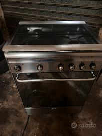 Cucina con piano a gas e forno elettrico