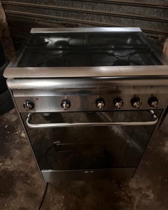 Cucina con piano a gas e forno elettrico