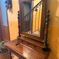 Mobile antico con vetro originale