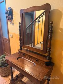 Mobile antico con vetro originale