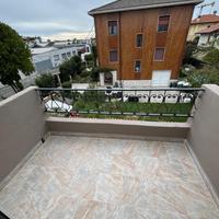 Stanza in villa con balcone e giardino