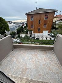 Stanza in villa con balcone e giardino