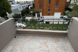 Stanza in villa con balcone e giardino