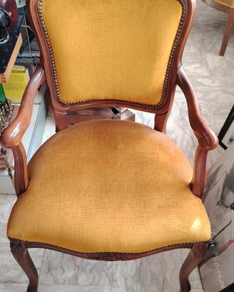 Coppia di poltroncine in legno e velluto color oro