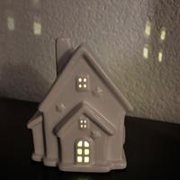 Casetta decorativa in ceramica con luce interna