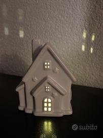 Casetta decorativa in ceramica con luce interna