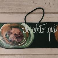 Insegna in legno verniciato a forma di bassotto