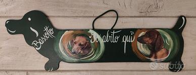 Insegna in legno verniciato a forma di bassotto