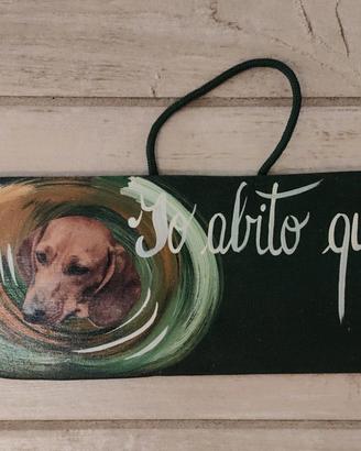 Insegna in legno verniciato a forma di bassotto