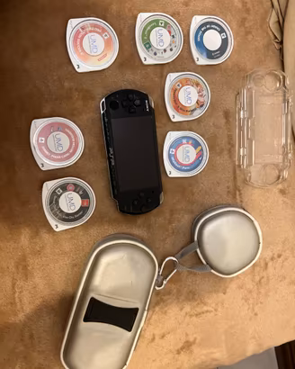 Sony PSP Piano Black + 7 Giochi (GTA, Crash, Drago