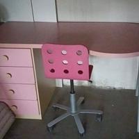 Scrivania Rosa con penisola e sedia annessa