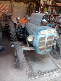 Trattore agricolo