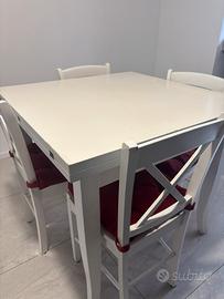 Tavolo e sedie in legno