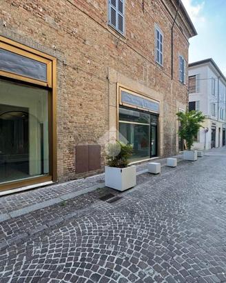 NEGOZIO A FIORENZUOLA D'ARDA